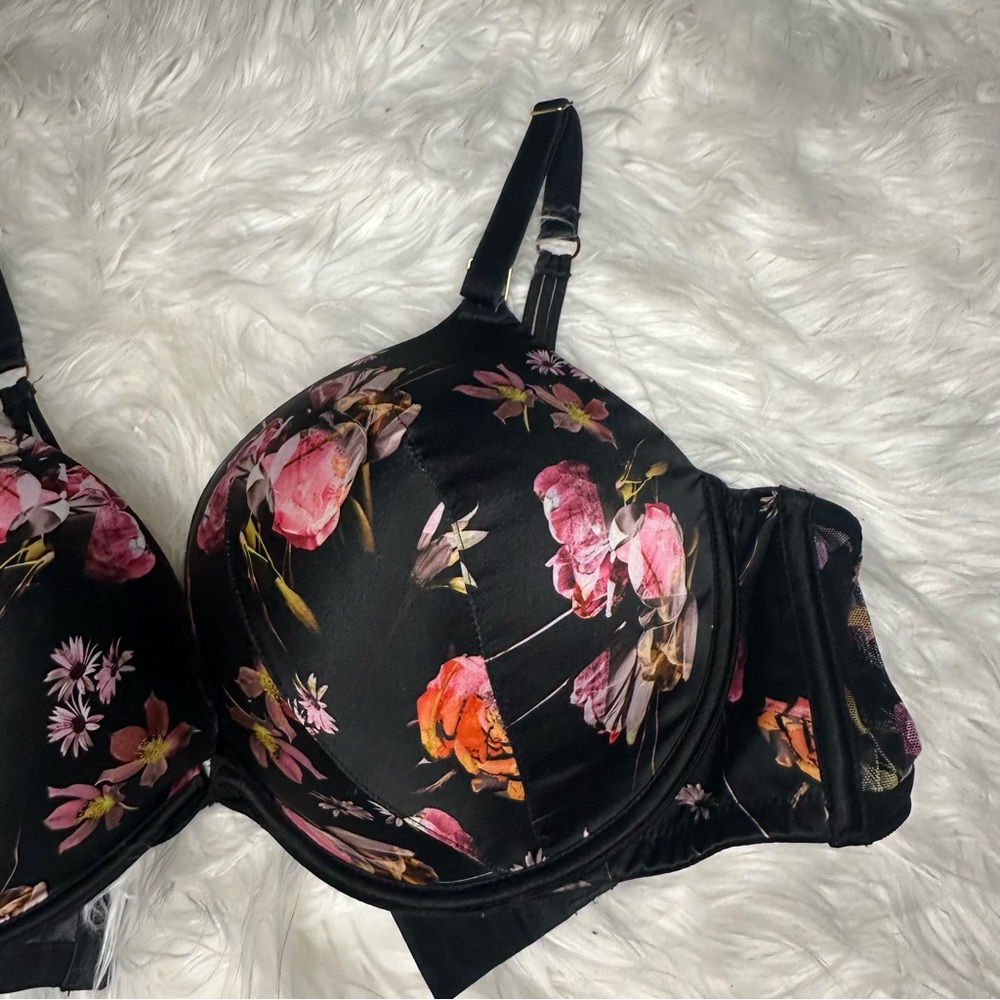 VICTORIA'S SECRET VERY
SEXY PLUNGE PUSH-UP Satin Black
Floral BRA Size 38DD - Picture 7 of 10